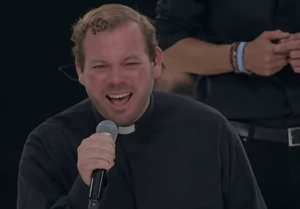 Sacerdote dominicano canta en encuentro con el papa