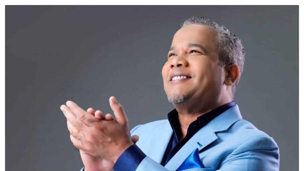 Héctor Acosta interpreta “Paz en Medio de la Tormenta”