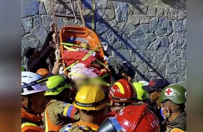 Rescatan con vida a mujer de 60 años tras permanecer