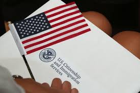 Proponen aumento de tarifas para inmigrantes legales