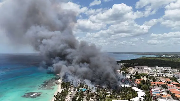 Continúan las labores para sofocar incendio en hotel Viva Wyndham Dominicus Beach