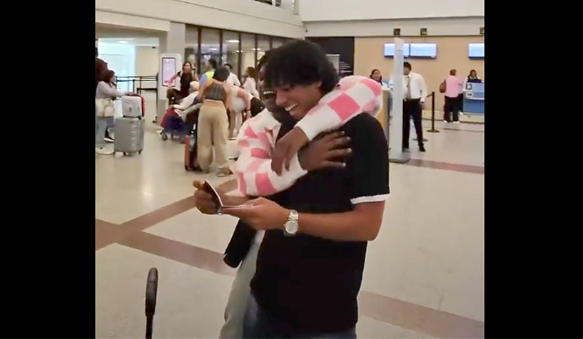 Joven recibe una inesperada sorpresa en el aeropuerto