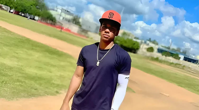 Se viraliza momento que joven firma con los Yankees de NY con 17 años