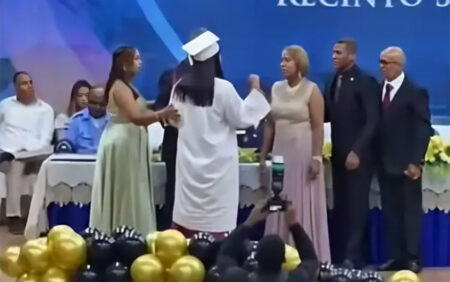 Graduada en UASD pide no políticos en la foto oficial