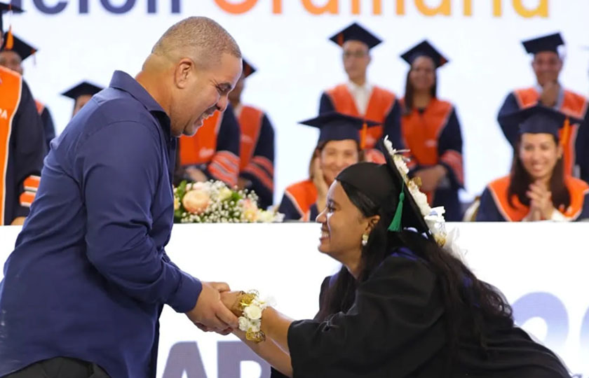 Propuesta de matrimonio en Nagua en graduación UAPA