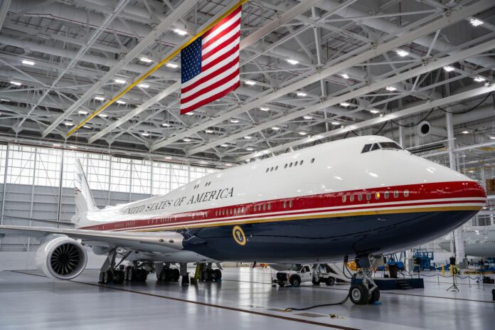 Trump desvela el nuevo Air Force One, un Boeing de lujo