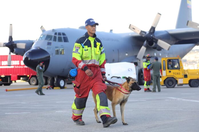 Bomberos, perros, drones, forenses: así ayudan a Venezuela