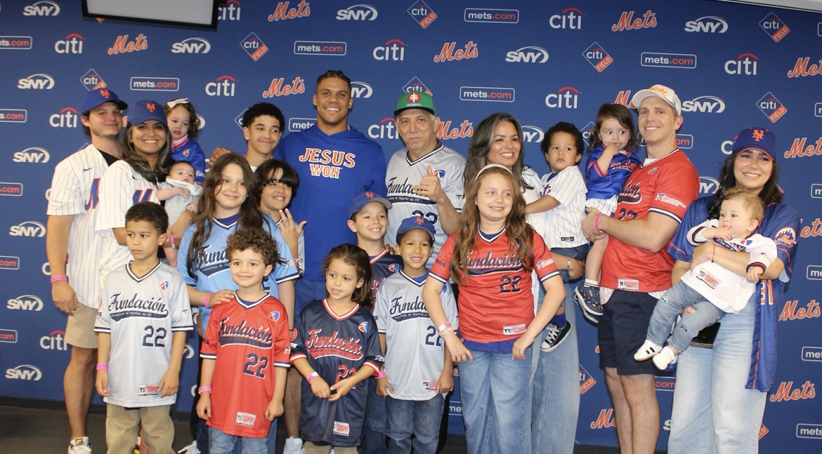 Soto comparte con la familia Tallaj durante celebración en Citi Field