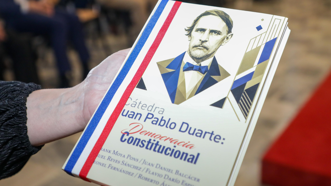 Abinader llama a honrar el legado de Duarte con compromiso ciudadano