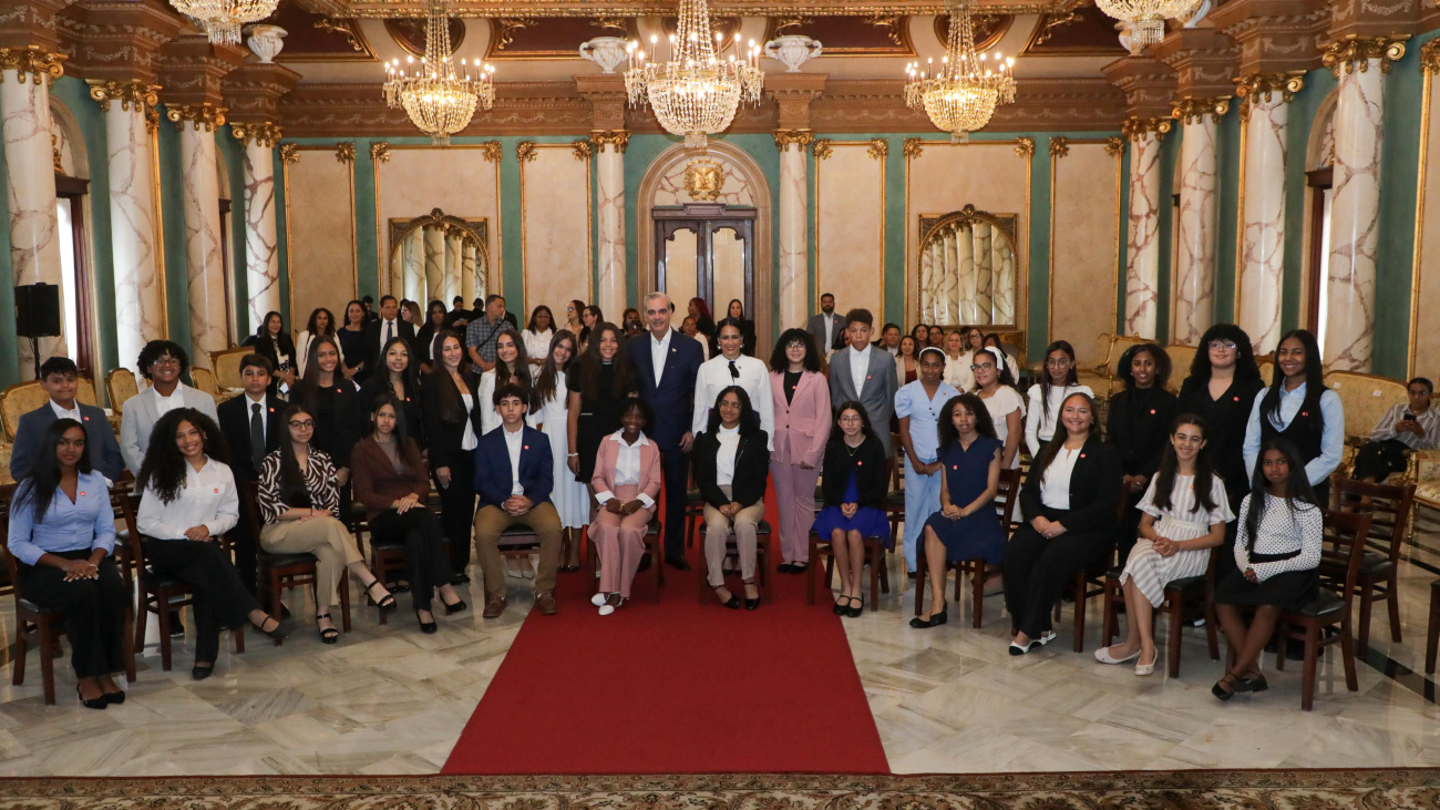 Presidente Abinader recibe a estudiantes de origen dominicano destacados en el extranjero