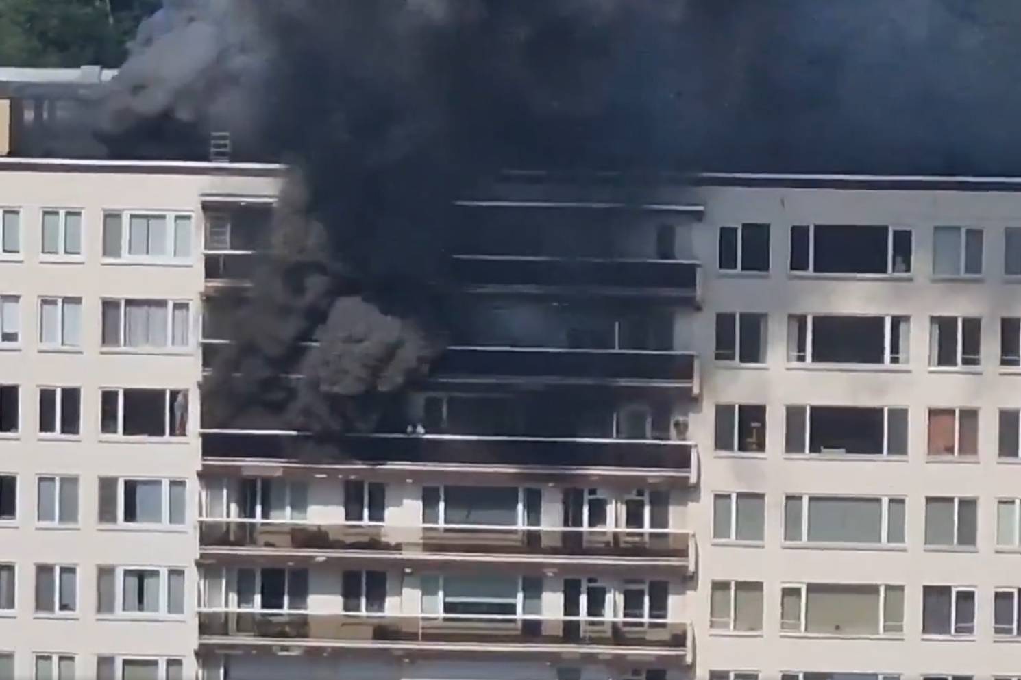 Al menos seis muertos en incendio en un edificio
