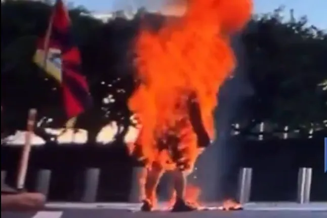 Muere un hombre tras prenderse fuego frente