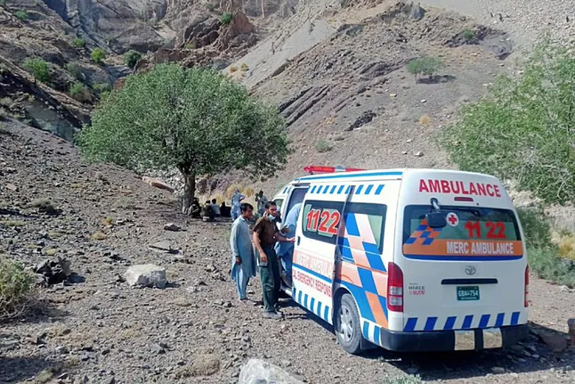 Al menos 40 muertos tras caer un autobús