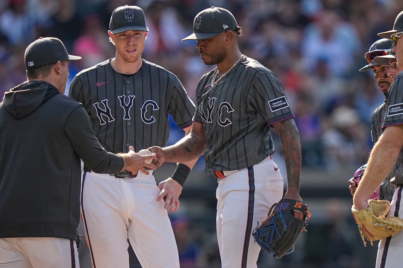 Valor de Freddy Peralta se desborona cerca de la fecha de cambios en Grandes Ligas