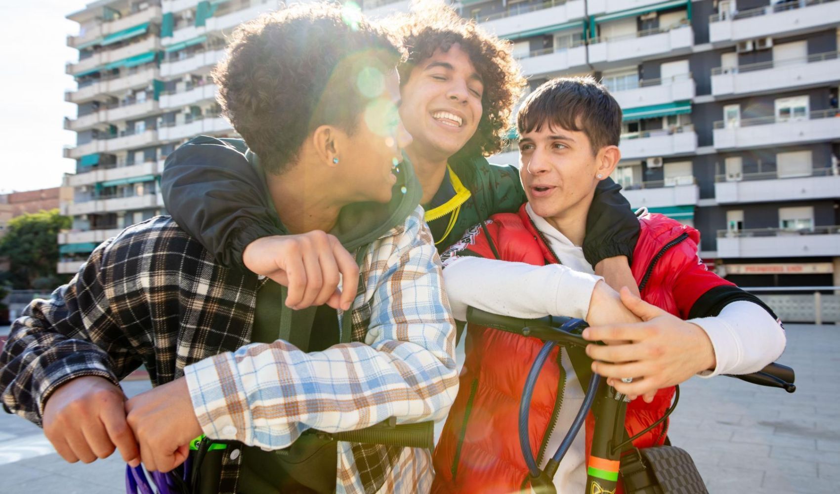 Esta película ambientada en Barcelona explora la amistad en un entorno marcado por la desigualdad