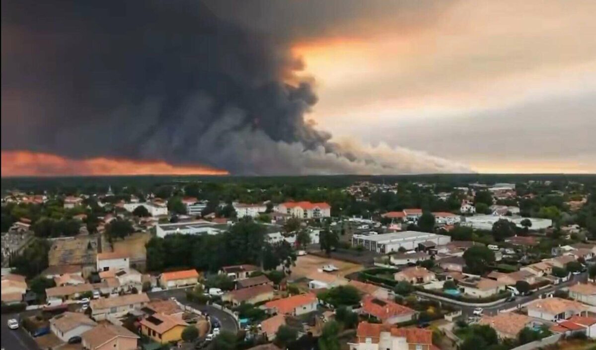 Francia, desbordada por el mayor incendio en 50 años: más de 220.000 personas evacuadas