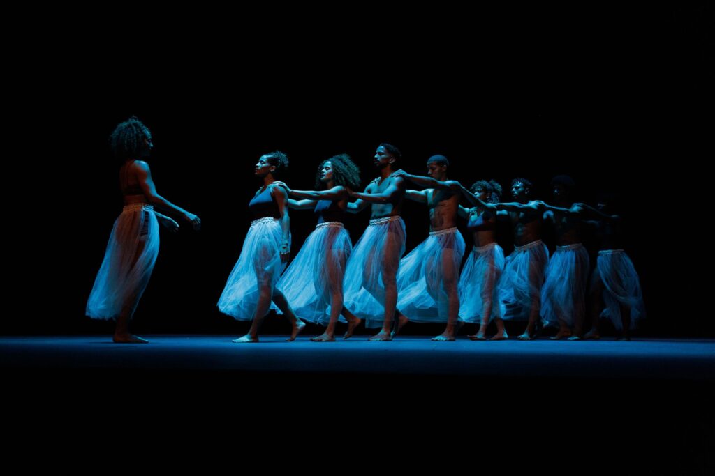 “Carmesí” da inicio a una esplendorosa Temporada de Danza Contemporánea de Bellas Artes