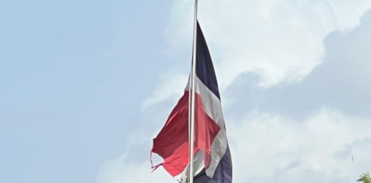 UASD ofrece disculpas por el deterioro de la Bandera
