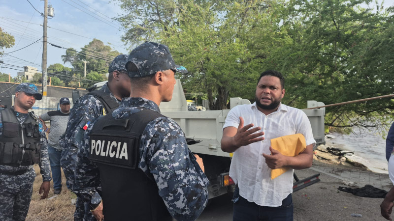 Pescadores de Barahona denuncian desalojo irregular luego de demolición de casetas en medio de proceso judicial