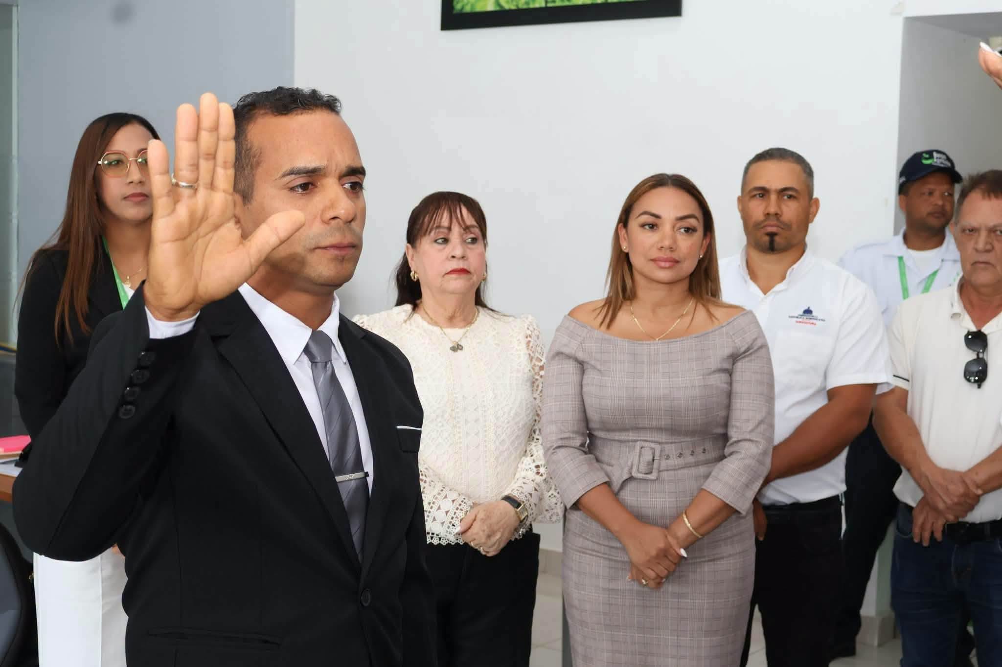 Banco Agrícola posesiona a Pablo Antonio Cabrera nuevo gerente y Yanildia Monegro como subgerente en Moca
