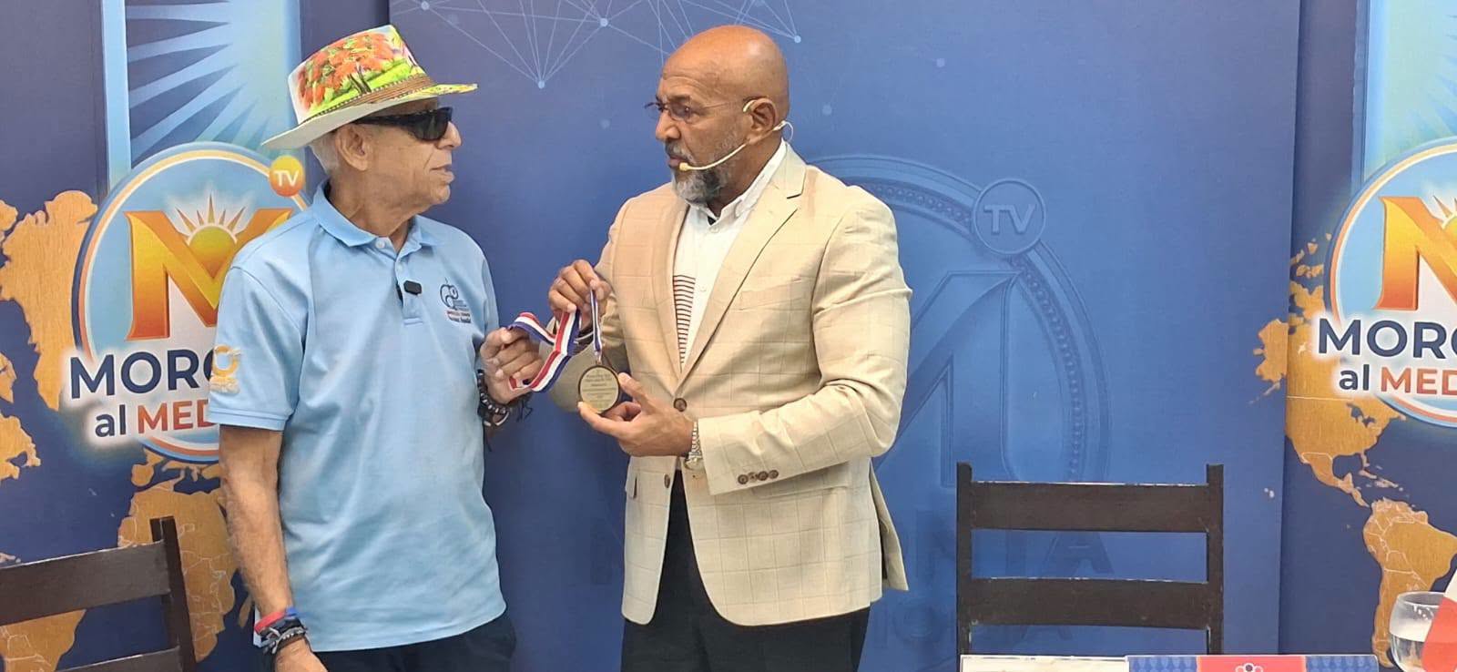 Periodista Félix Jacinto Bretón reconoce a padres ejemplares a través de su programa “Tiempo para Todo”