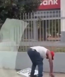 Captan a hombre destruyendo una señal de tránsito