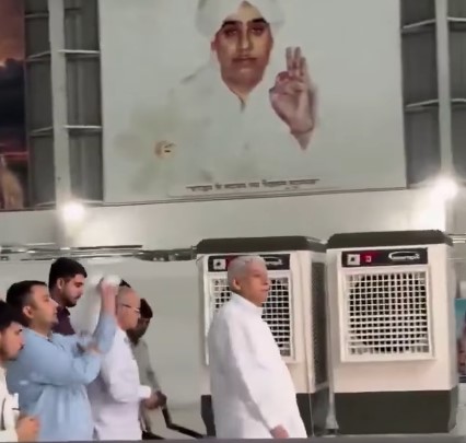 Político en India genera críticas por presuntamente