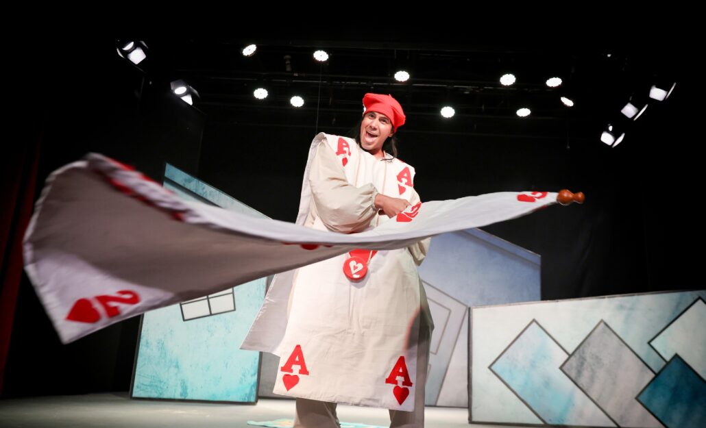 Teatro Guloya sumerge al publico en en la magia de «Alicia en el país de la maravillas»
