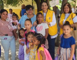Lía Díaz participa en operativo médico que llevó asistencia gratuita a cientos de familias en Azua