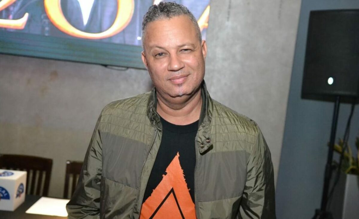 Cantante Mariano Lantigua, denuncia trabajadores de hotel de Juan Dolio le prohibieron usar área de playa
