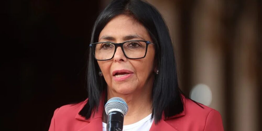 Delcy Rodríguez despide y condecora a grupos de rescatistas