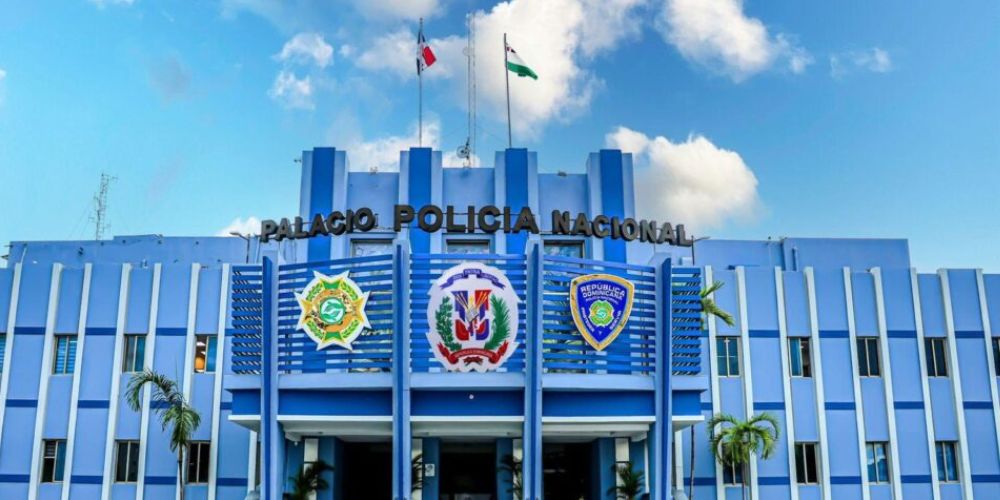 Policía investiga muerte de hombre tras impactar puerta de cristal al huir sin pagar un motoconcho