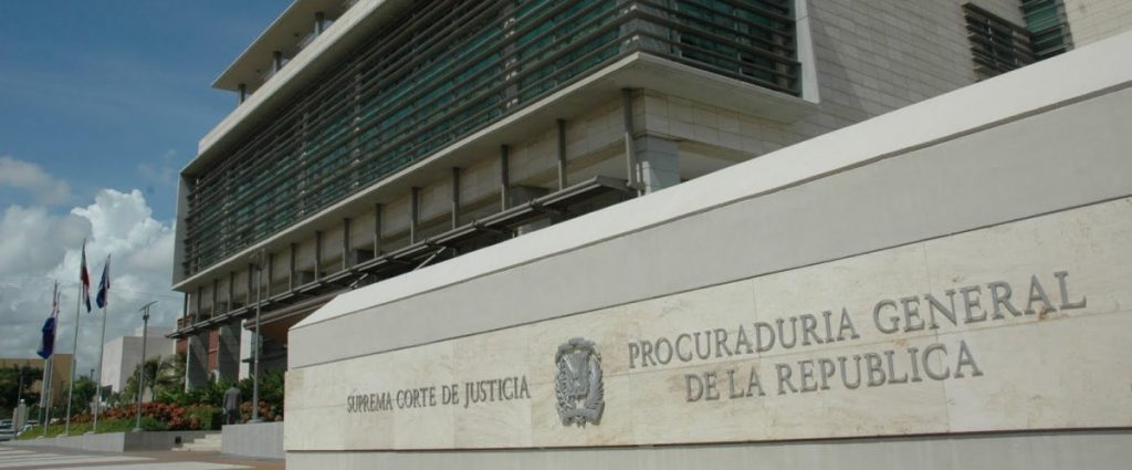 Ministerio Público arresta en aeropuerto a hombre investigado por múltiples delitos