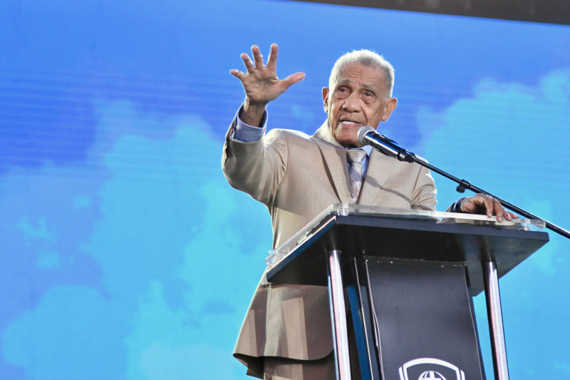 Pastor Ezequiel Molina afirma que la Biblia no fue eliminada del escudo en la nueva cédula