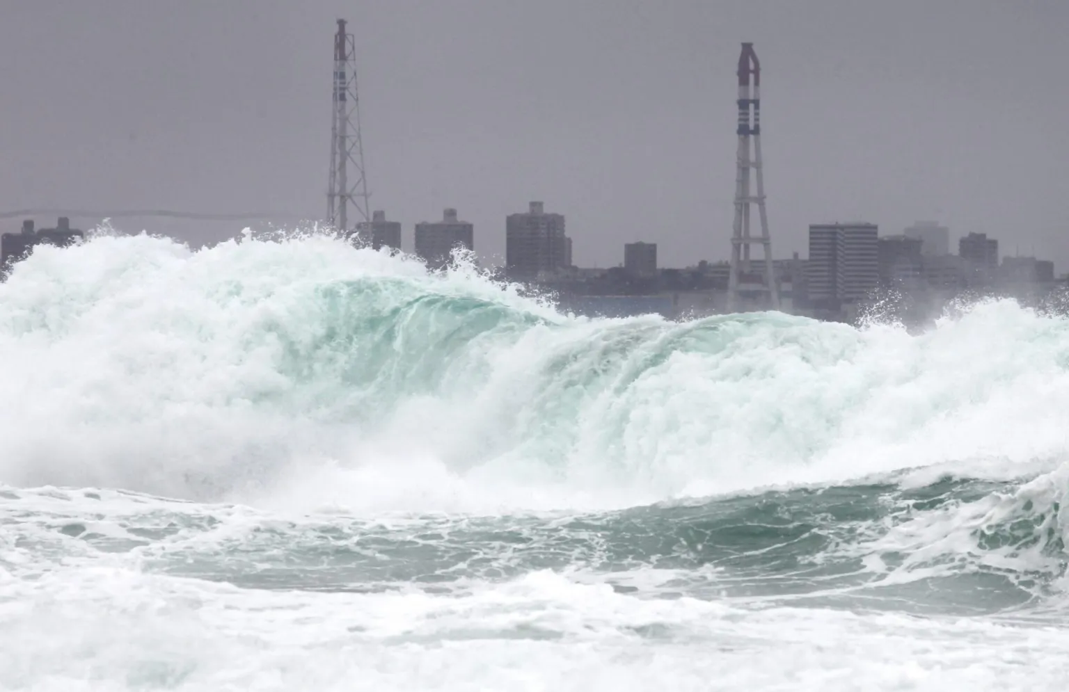 Tifón Bavi avanza hacia las islas del sur de con vientos de más de 200 km/h