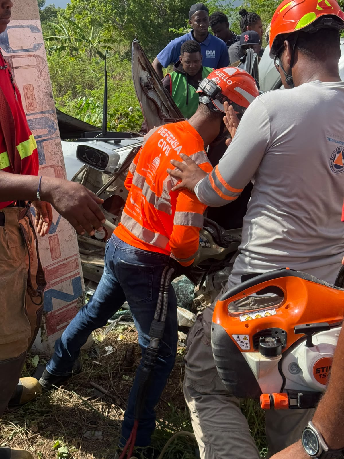 Joven pierde la vida al chocar su vehículo contra poste