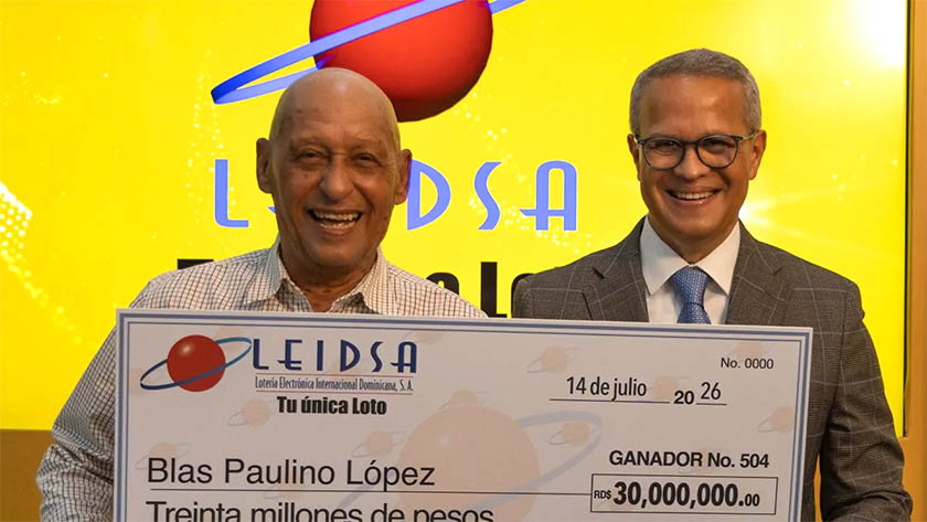 LEIDSA entrega premio de 30 millones a artesano ganador del Loto; Jugó números desde 1997