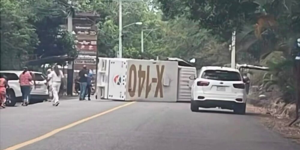 Vuelca camión de transporte de valores en Jarabacoa; reportan personas atrapadas