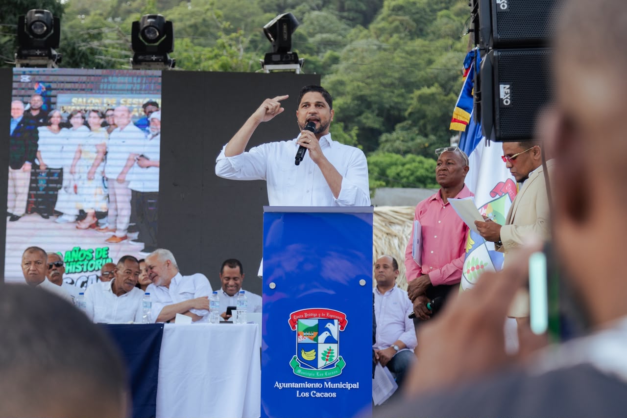 Senador Gustavo Lara resalta potencial ecoturístico de Los Cacaos durante celebración de su centenario