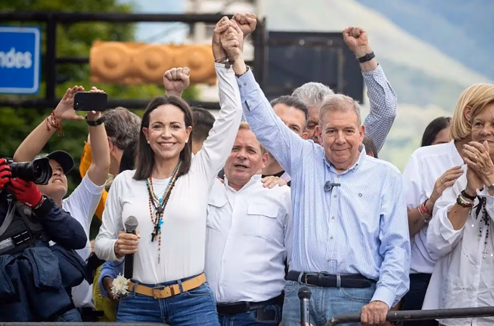Machado y González evalúan diálogo con el chavismo