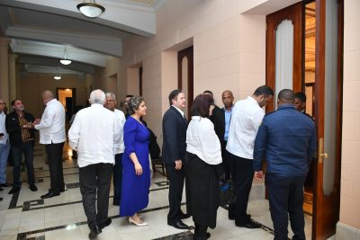 Funcionarios acuden al Palacio Nacional para reunión