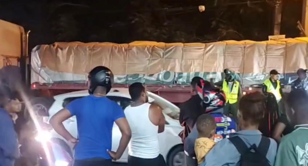 Joven motociclista muere aplastado tras chocar con patana