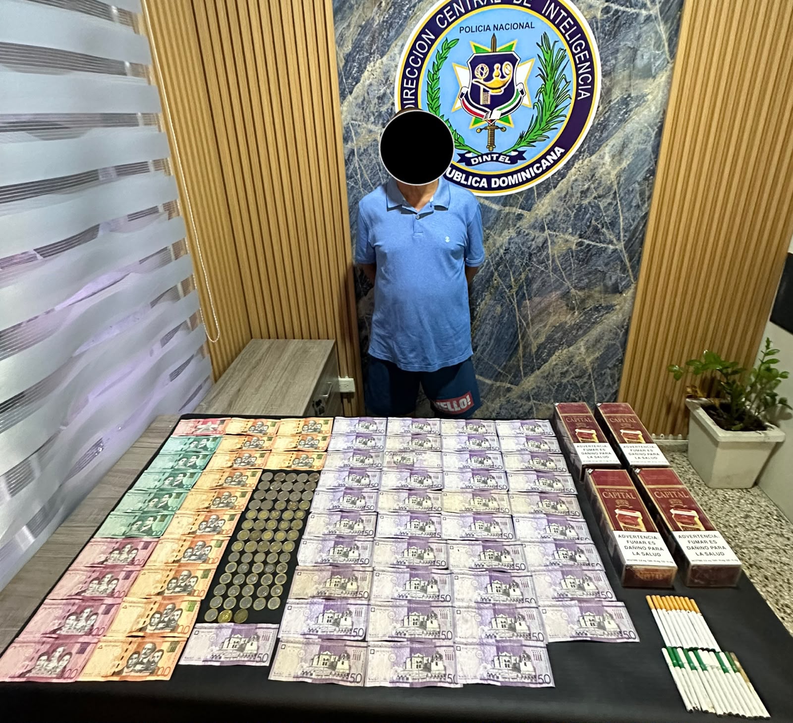 DINTEL ocupa arma de fuego ilegal, más de 800 cigarrillos
