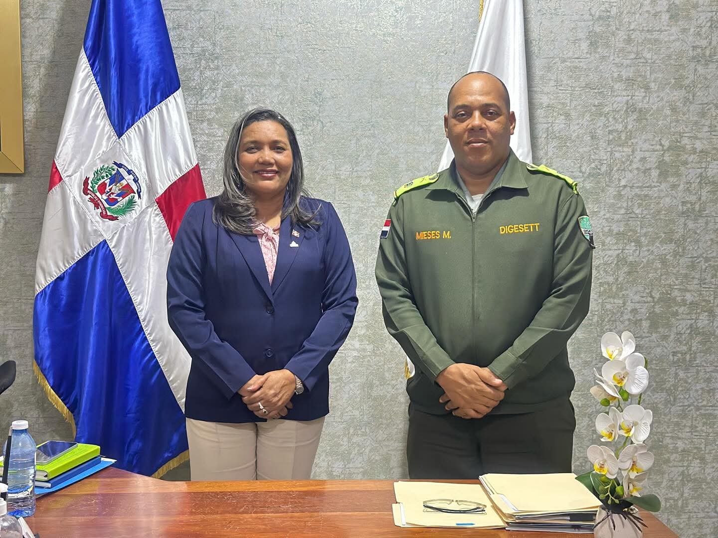 Gobernadora Azua y comandante de DIGESETT unen esfuerzos