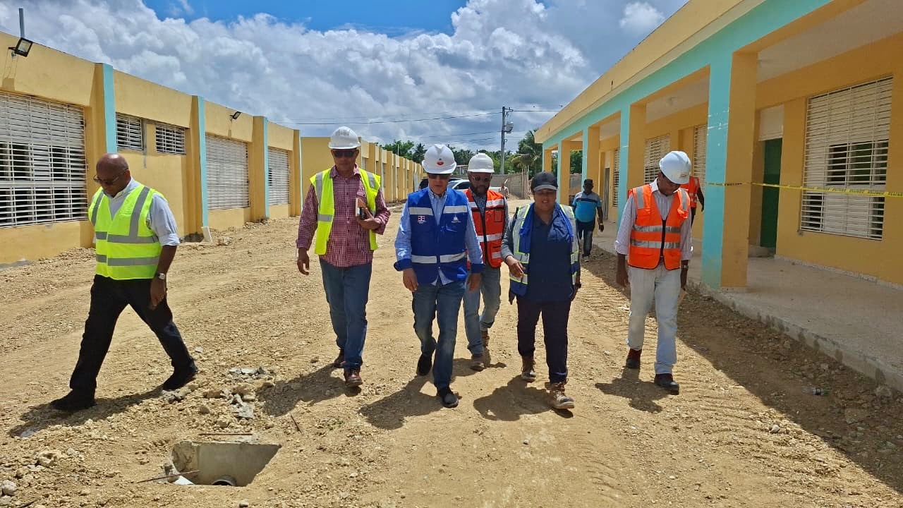Construcción de nuevas aulas avanza a ritmo acelerado