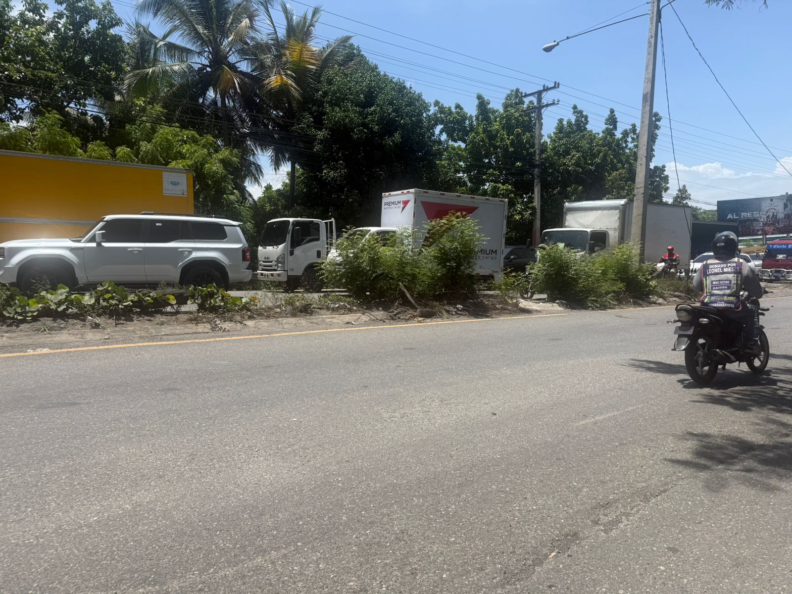 Camión de arena deja a un motorista gravemente herido