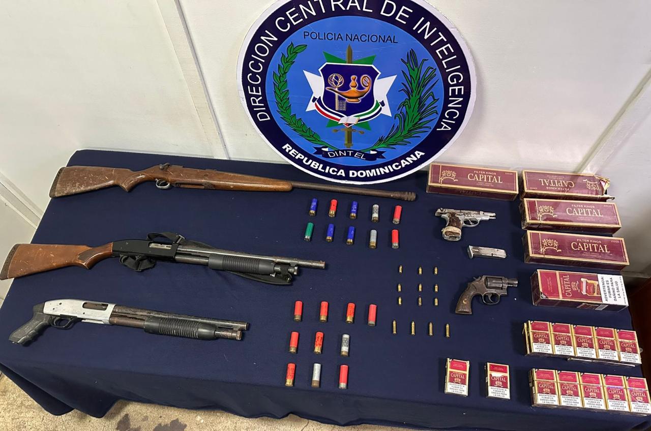 Autoridades incautan cinco armas de fuego y cigarrillos