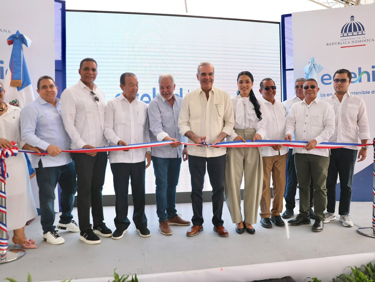 Abinader inaugura carretera Cruce Los Quemados