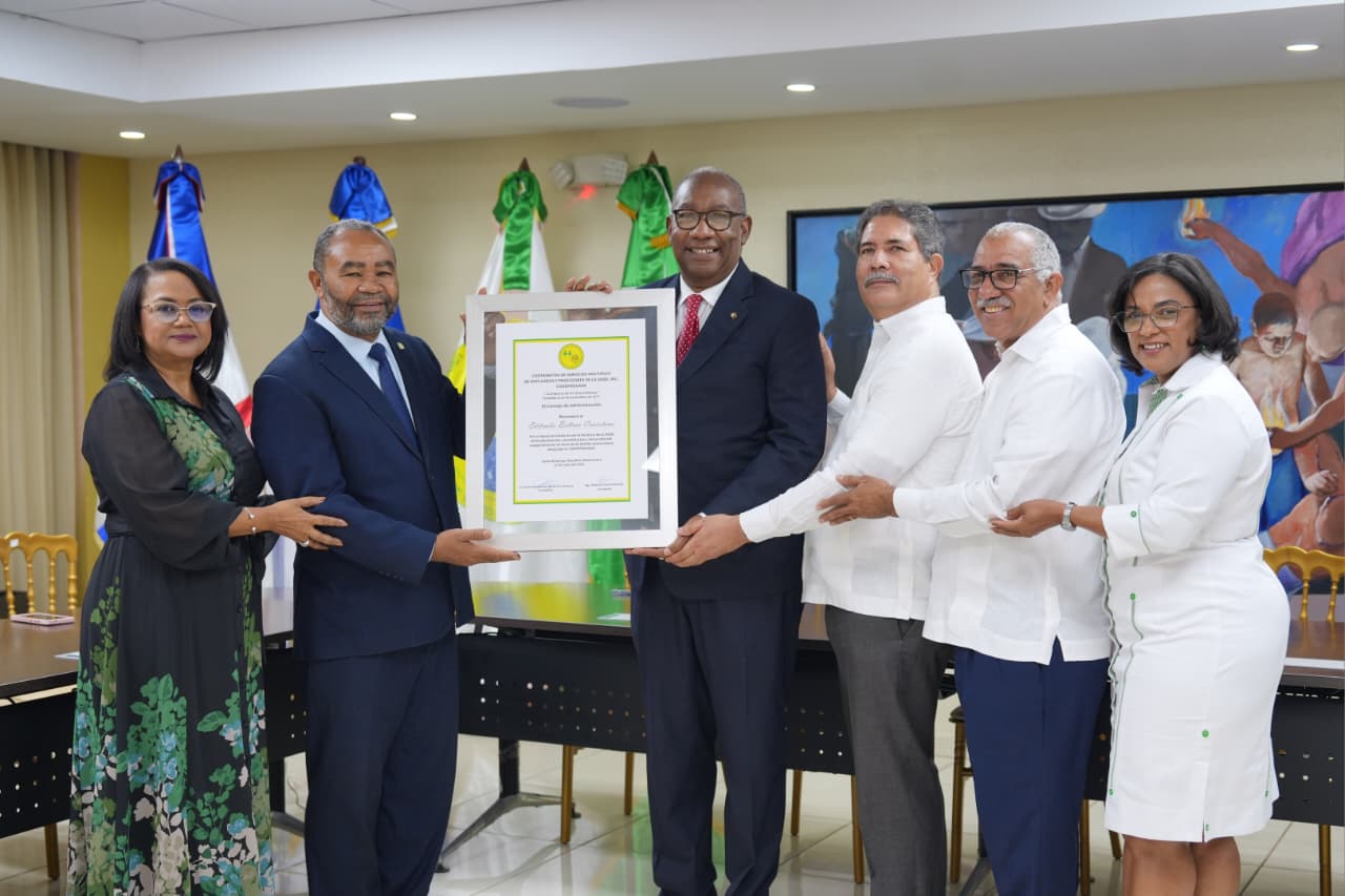 COOEPROUASD reconoce al rector Editrudis Beltrán