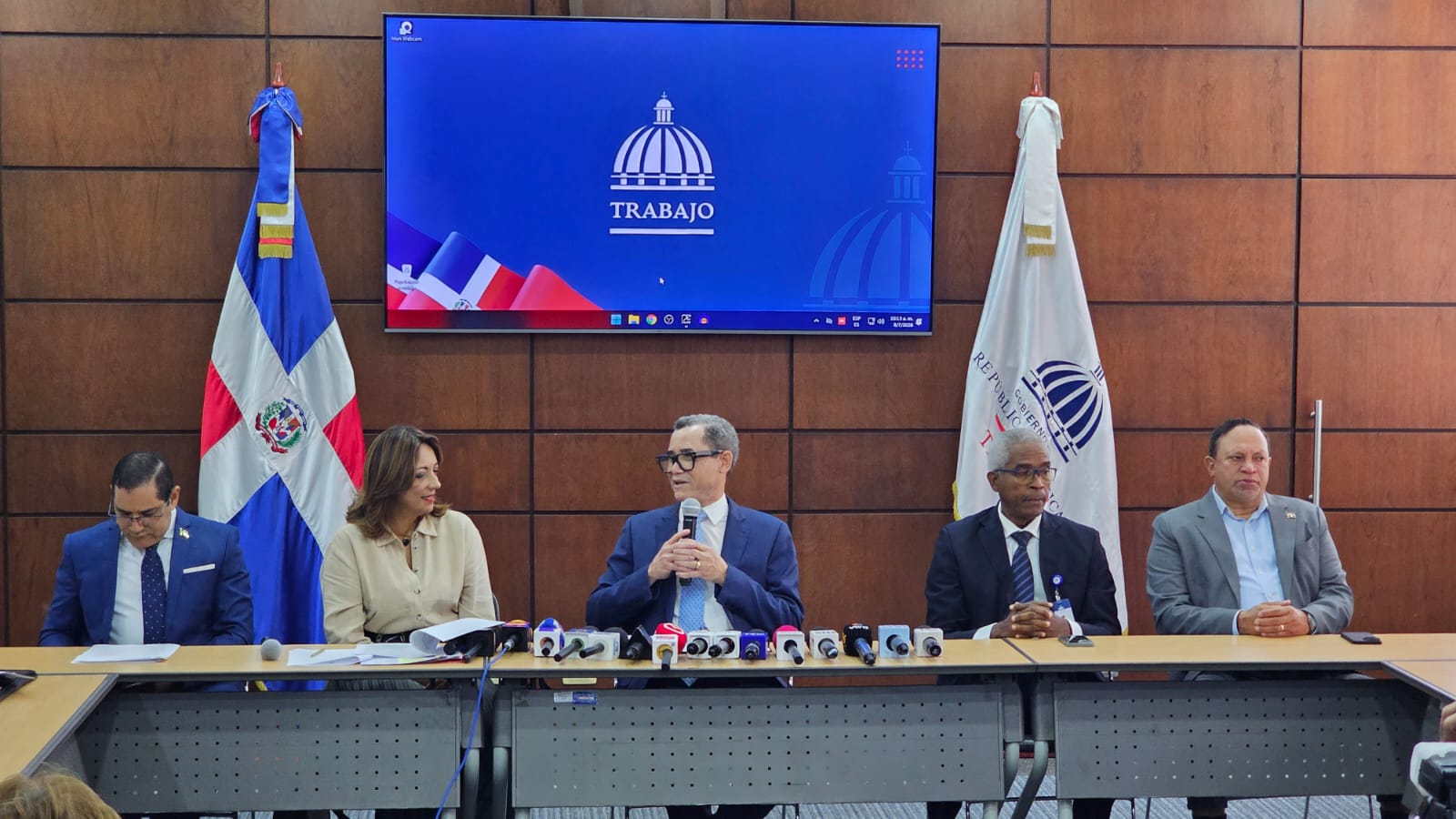 Eddy Olivares dice que no aprobar Código de Trabajo sería un fracaso y una vergüenza para diputados